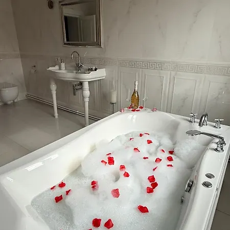 Jacuzzi Apartament Apartment